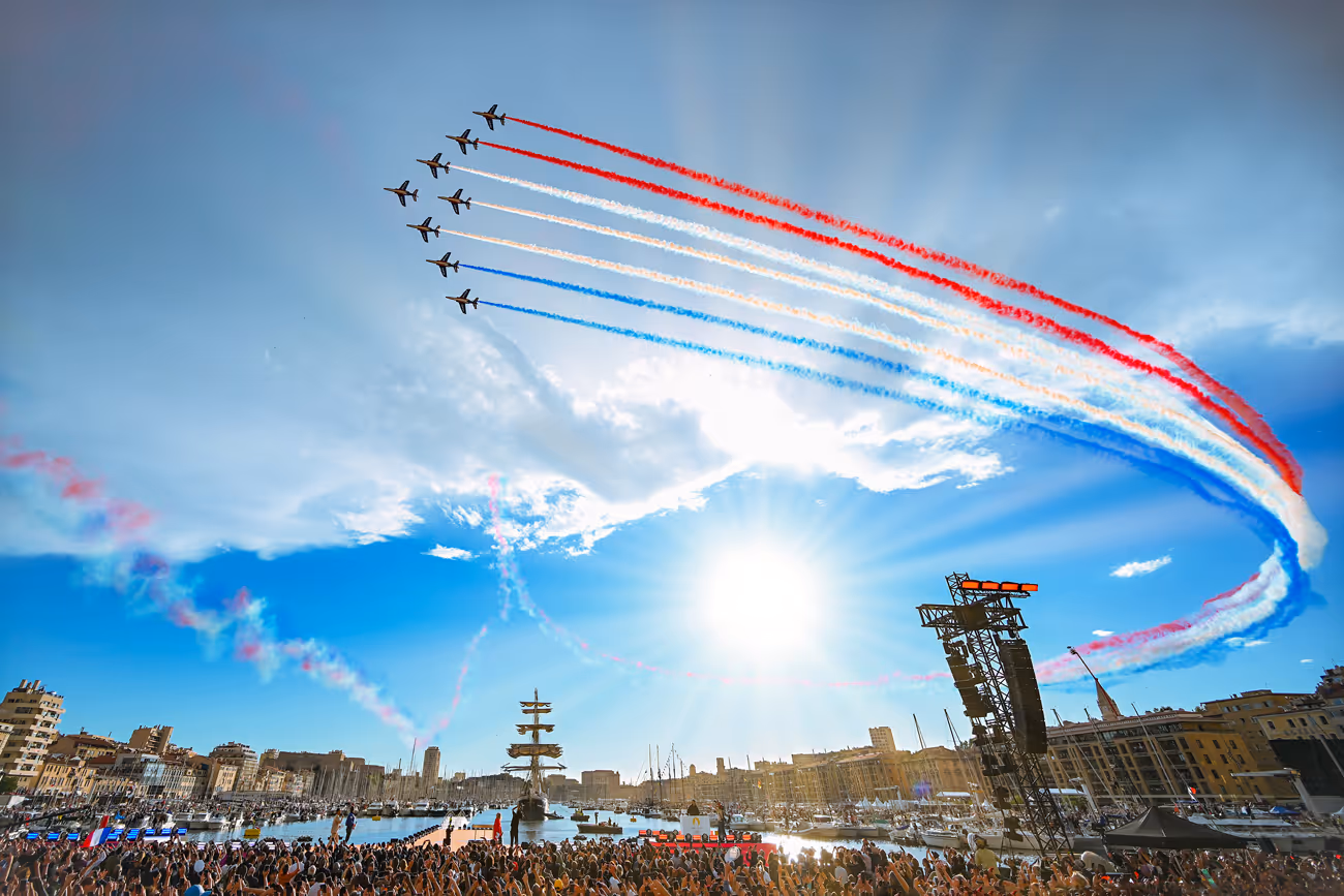 Arrivé du Belem à Marseille avec la flamme olympique et la patrouille de France au dessus