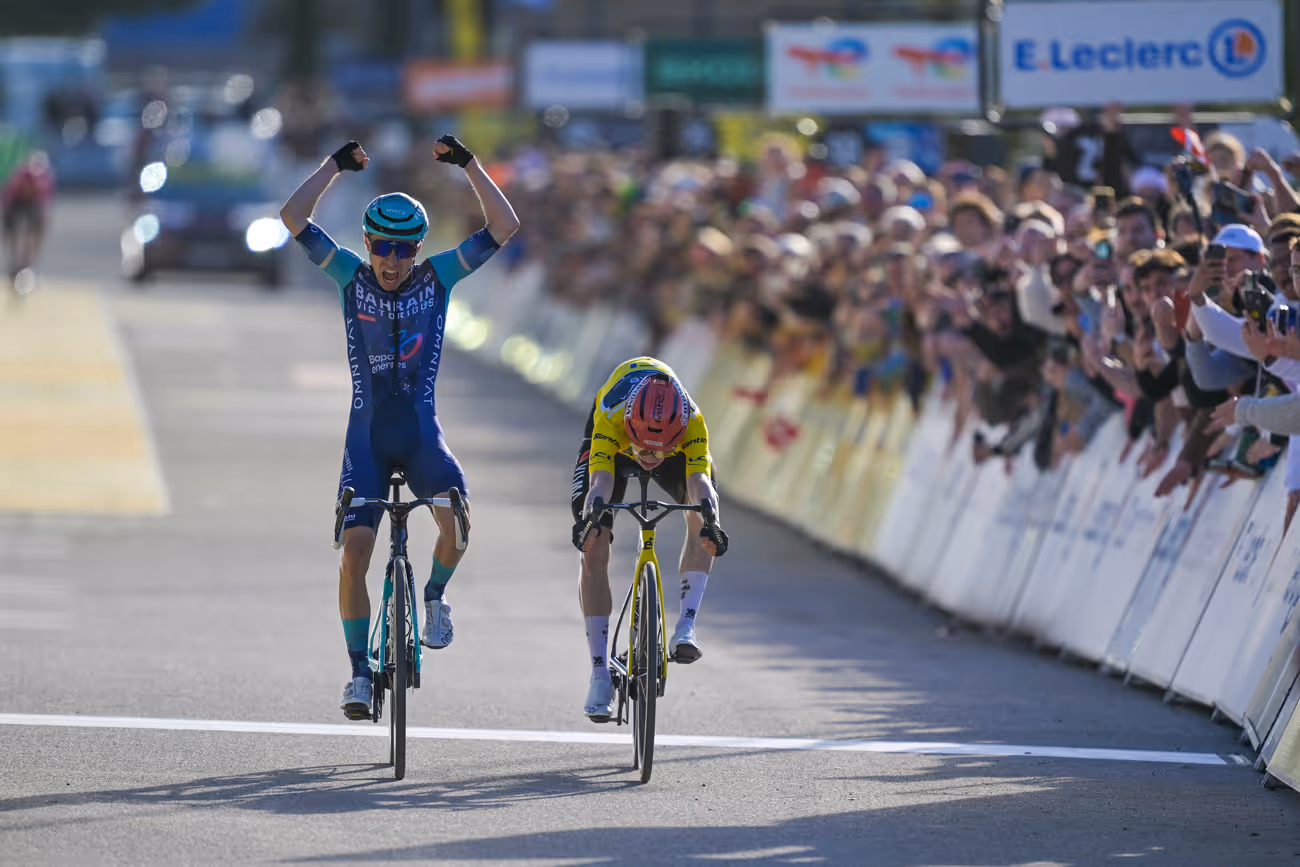 Arrivé de deux cyclistes lors du Paris Nice 2026 avec Jonas Vingegaard