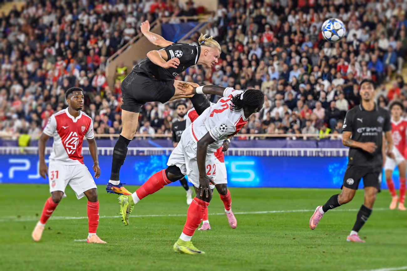 Tête de Erling Halland face à Monaco en Champions League 2025-2026