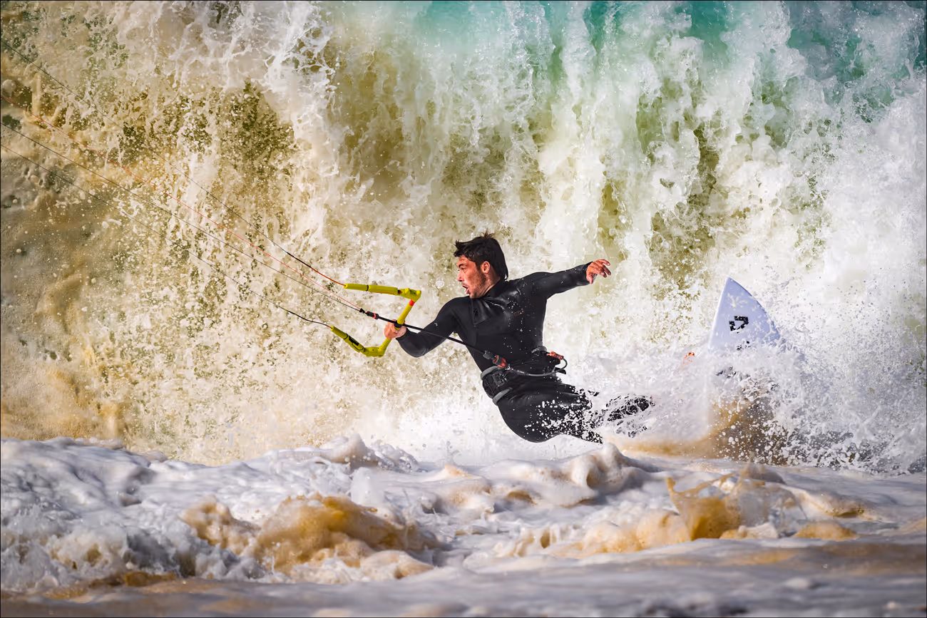 Kite surfeur dans les vagues de Nazaré au Portugal