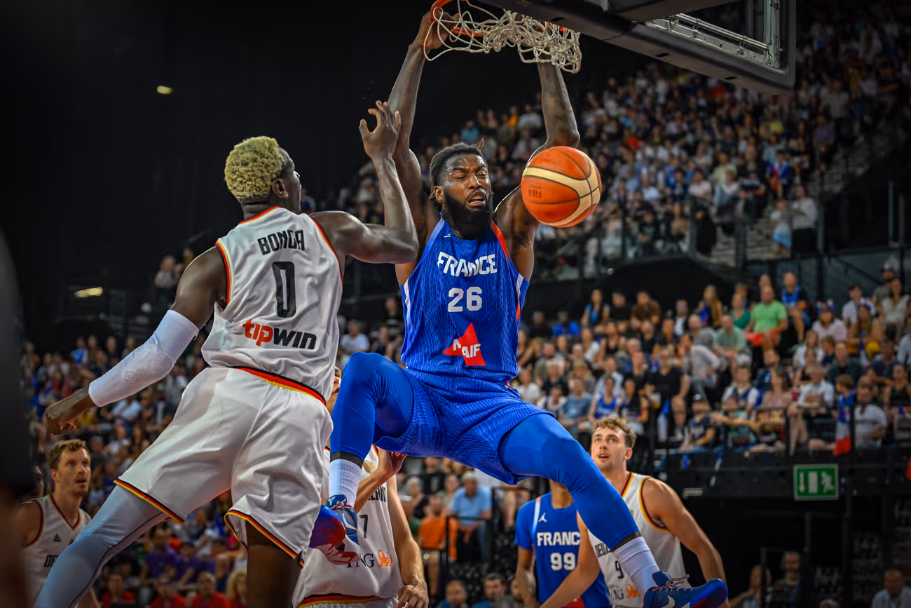 Dunk du joueur de l'équipe de France face à l'équipe d'Allemagne