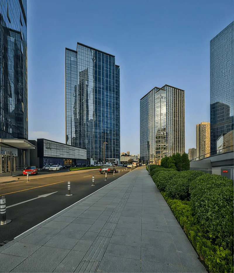 Calle con rascacielos de cristal en un distrito financiero
