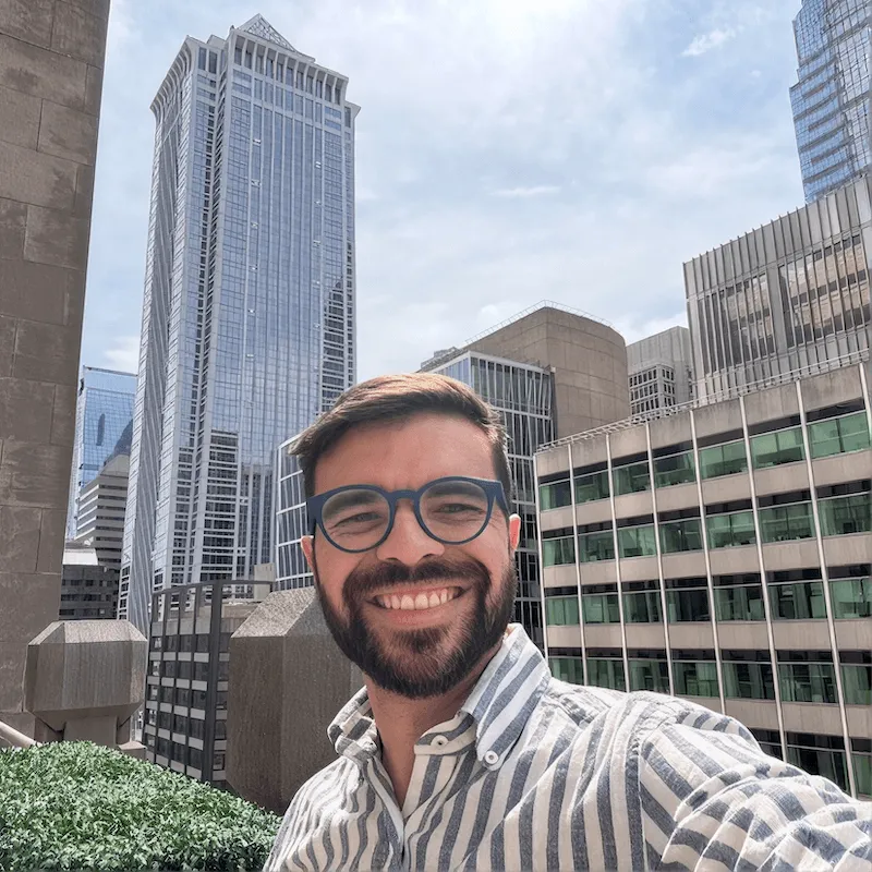 Roberto Romero en una terraza con vista a edificios corporativos