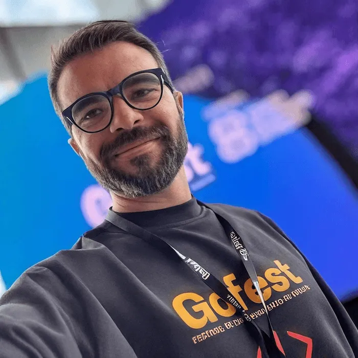 Roberto Romero, fundador de Multipro Web Studio, en un evento de tecnología