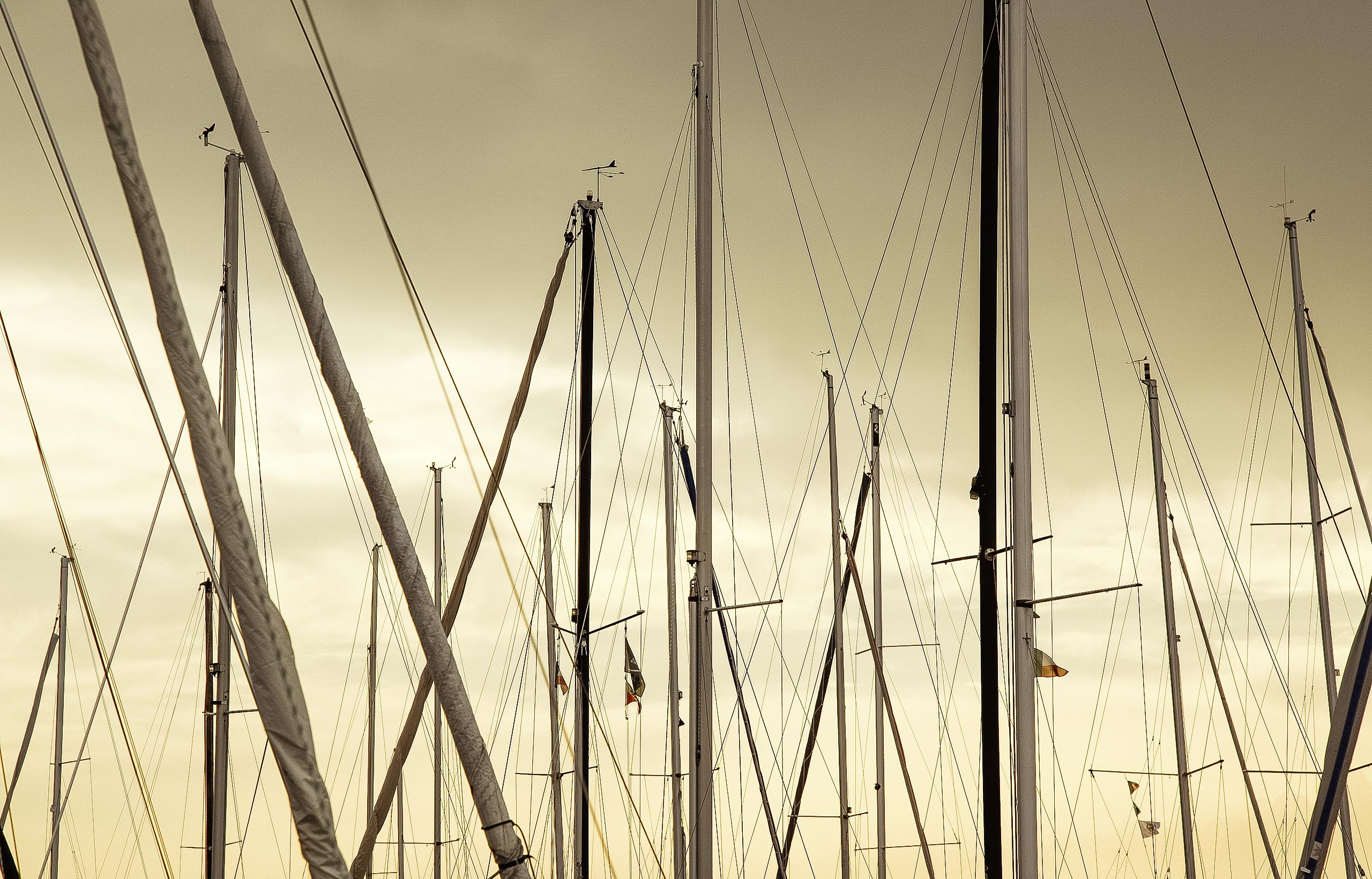 Masten der Schiffe im Hafen