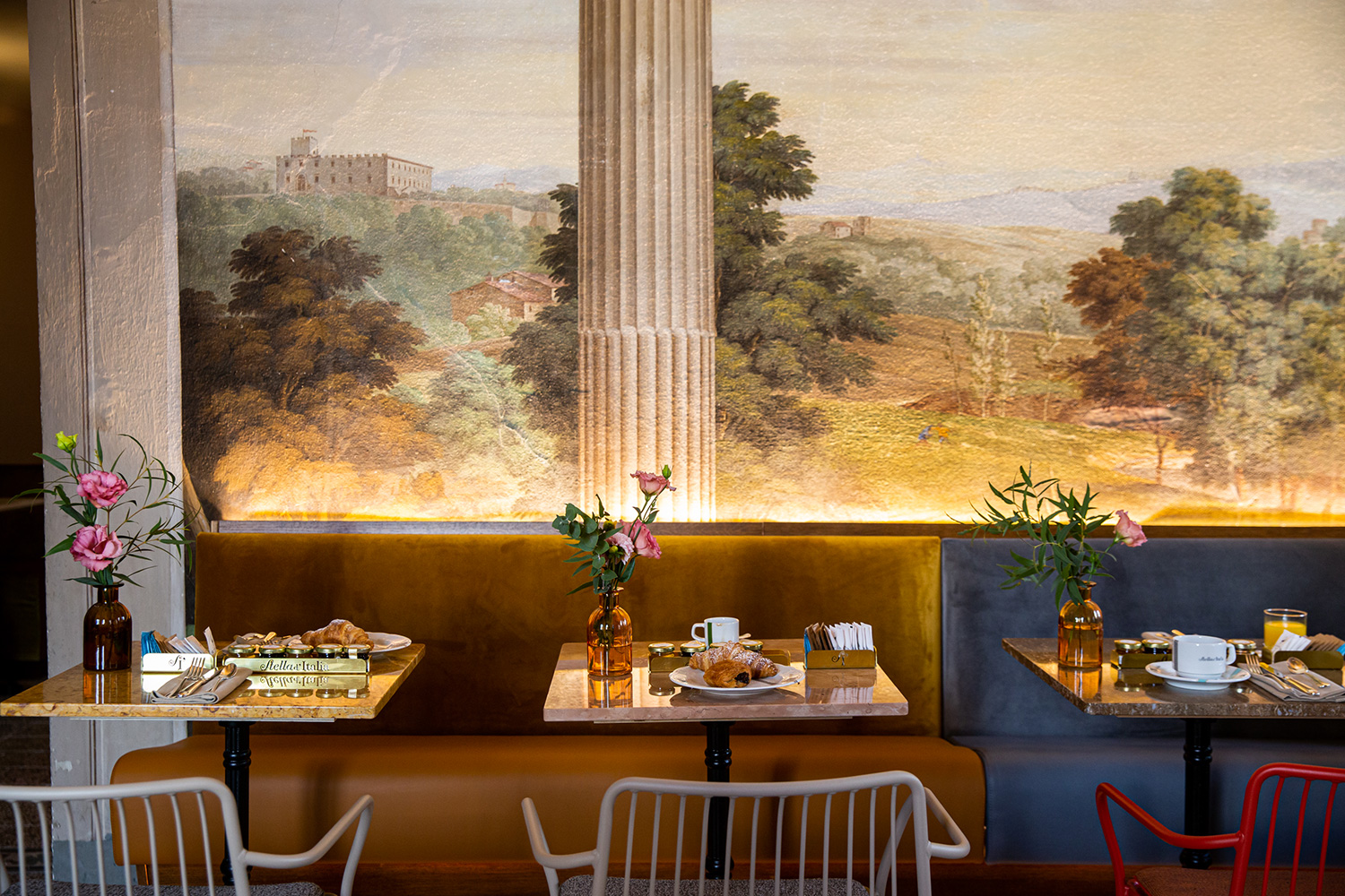 The frescoed salone at Stella d'Italia in Florence