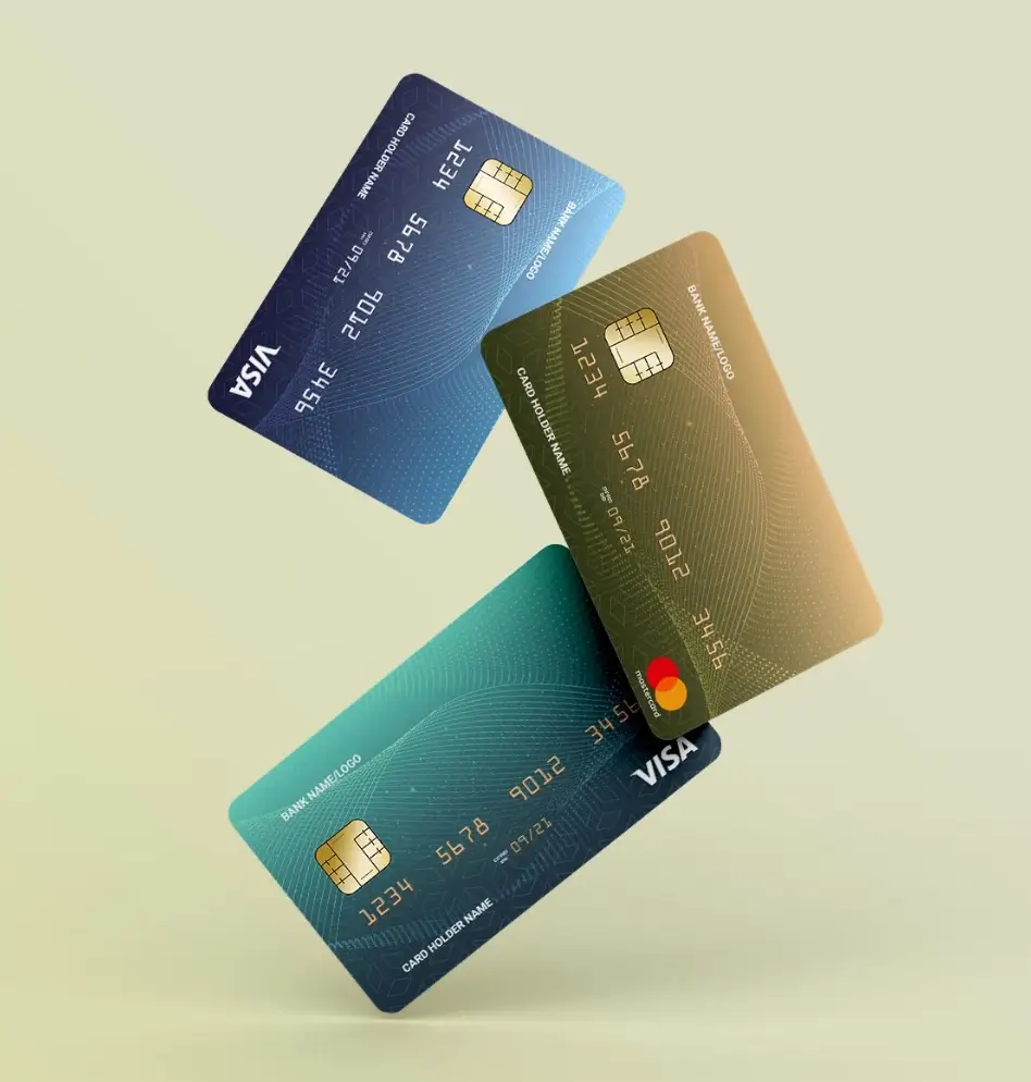 Tres tarjetas bancarias de crédito azul, verde y dorada con chip y logotipos VISA y Mastercard.