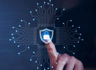 Dedo apuntando a un escudo con un candado, rodeado de circuitos digitales azules.