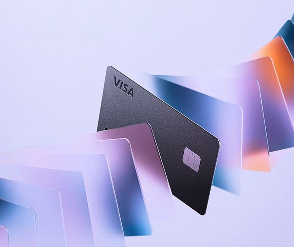 Tarjetas de crédito coloridas en efecto de movimiento con una tarjeta negra de VISA en el centro.