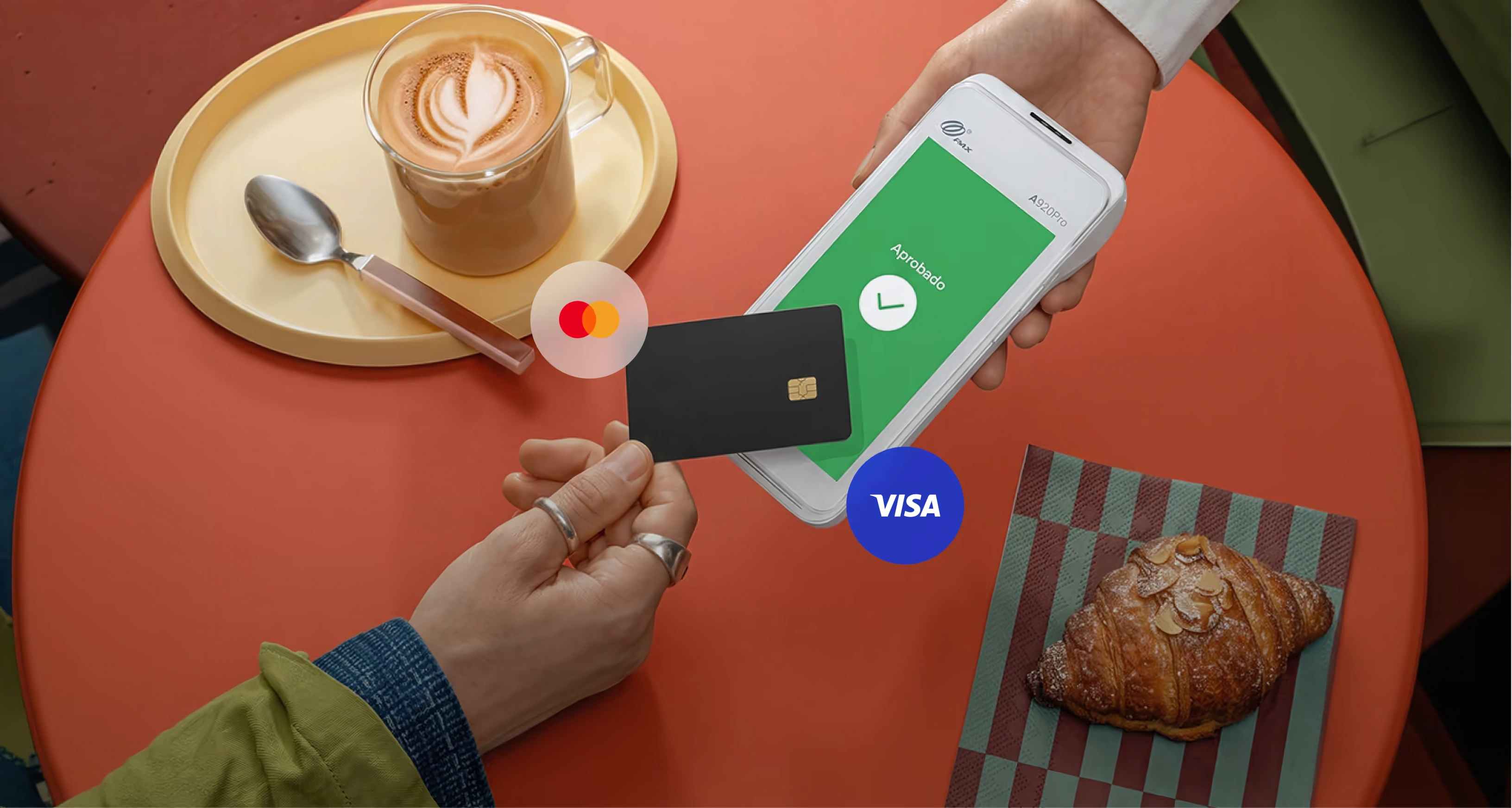 Pago con tarjeta en una terminal POS junto a los logotipos de Visa y Mastercard.