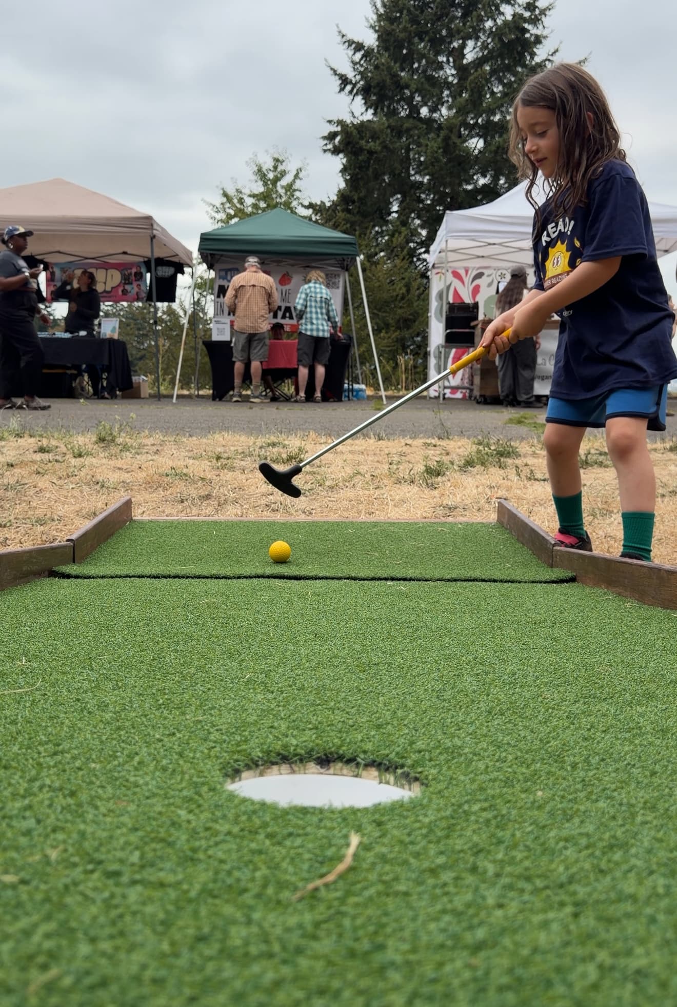 Spectators playing mobile mini golf at the PDX Adult Soapbox Derby