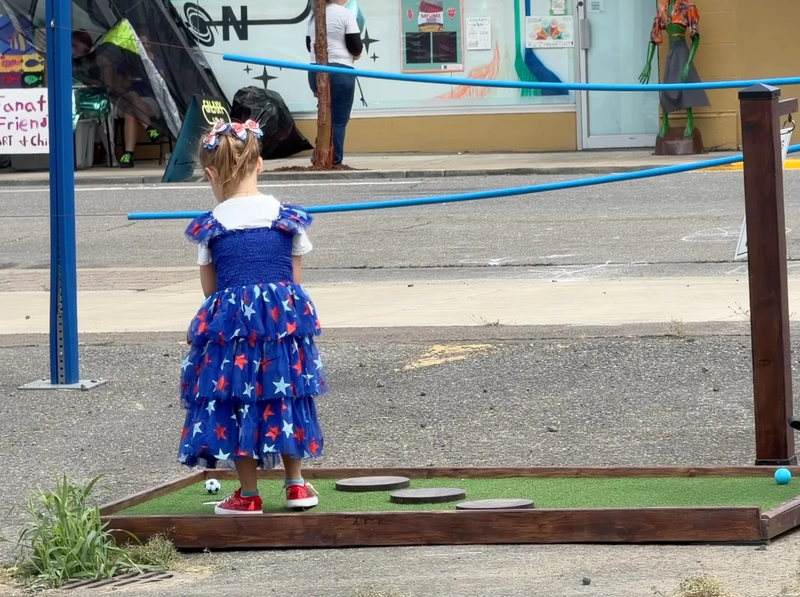 Guests playing mobile mini golf at Dallas Days