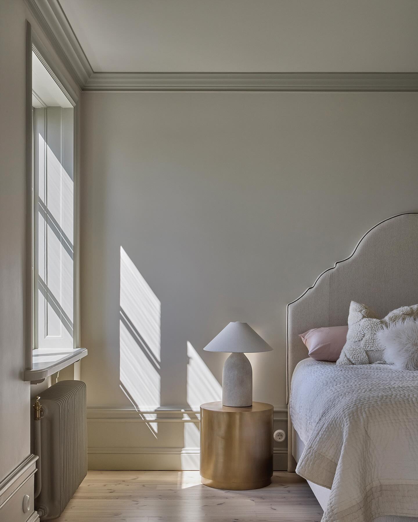 Høy tredelt gulvlist i soverom med tregulv