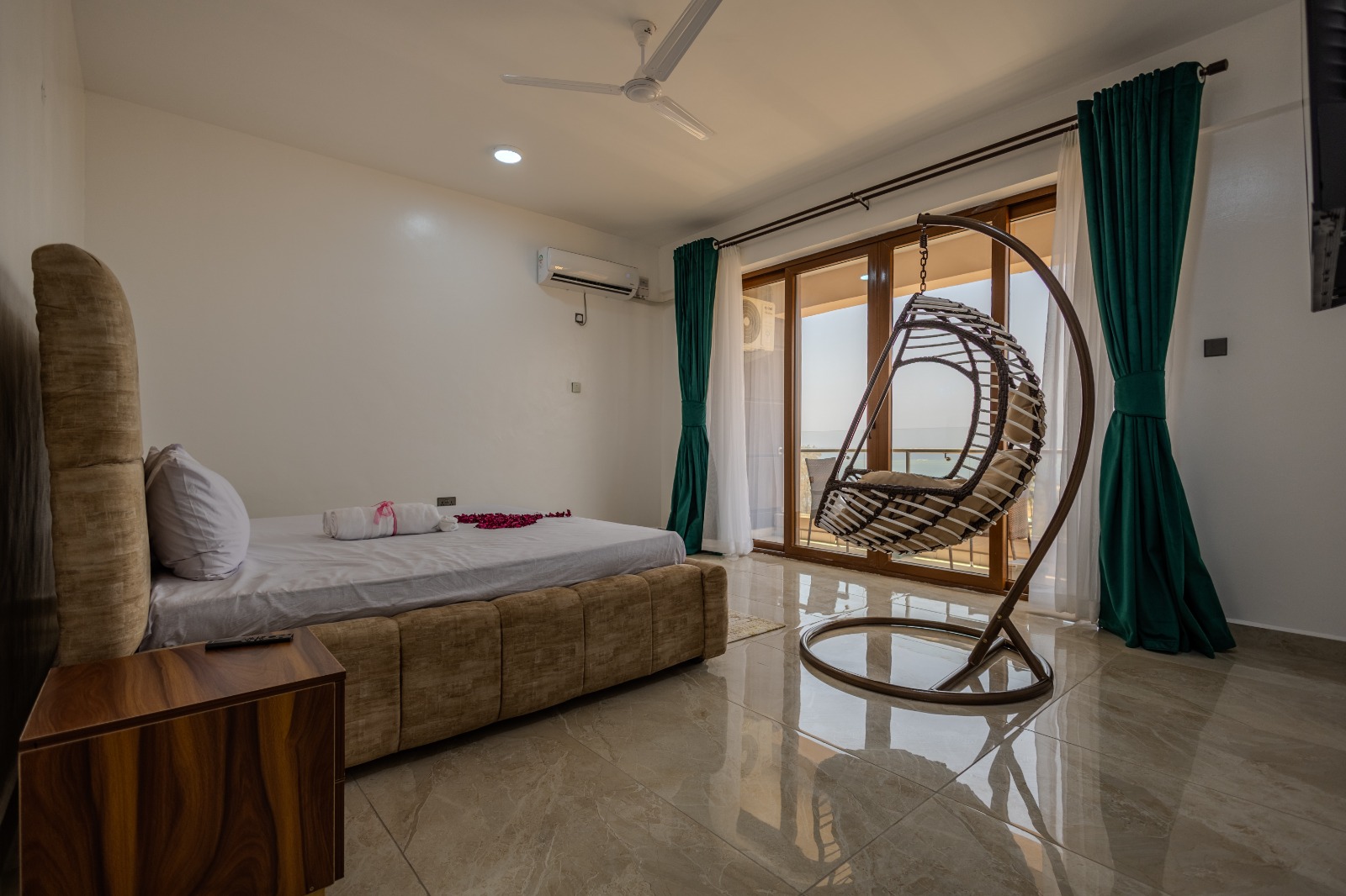 [background image] office space (for a tech gadgets store)