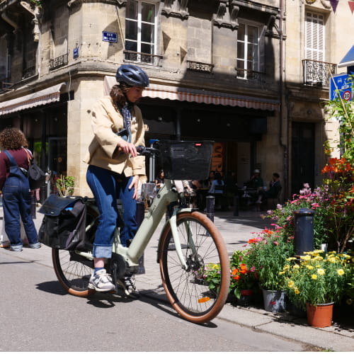 Personne en vélo électrique