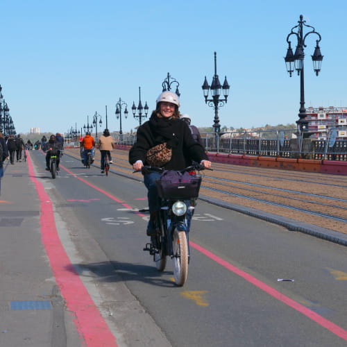 Personne en vélo électrique