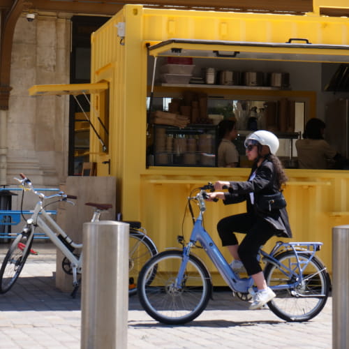 Personne en vélo électrique