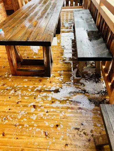 Lavage de terrasse en bois de chalet en Valais avant nettoyage — Clenet Nettoyage