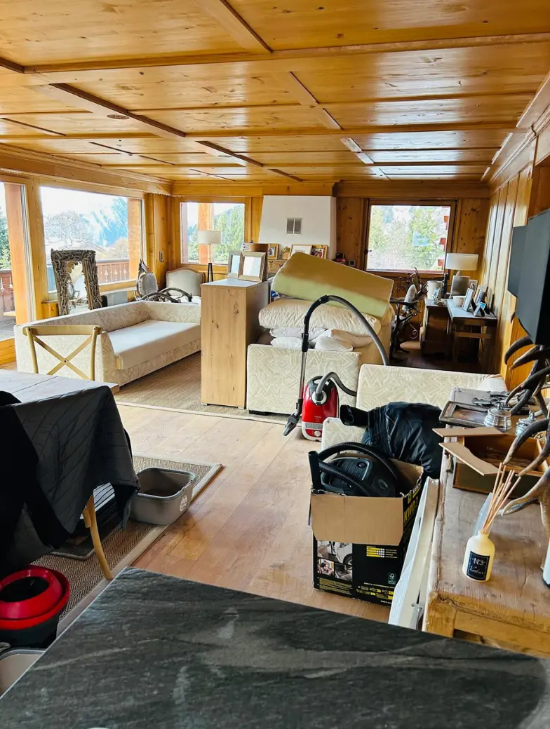 Débarras et nettoyage de salon de chalet en Valais avant intervention — Clenet Nettoyage