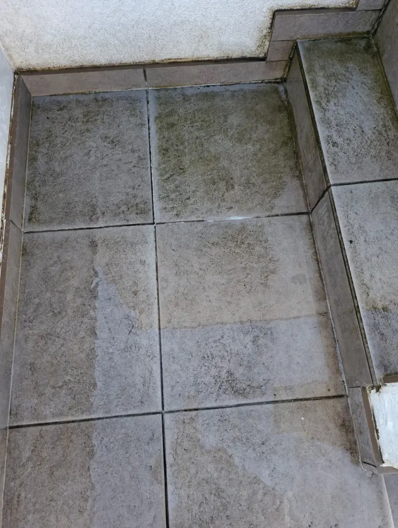 Carrelage de balcon sale avant nettoyage professionnel en Valais — Clenet Nettoyage