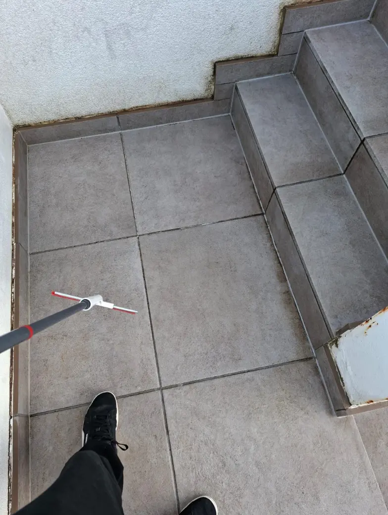 Carrelage de balcon propre après nettoyage professionnel en Valais — Clenet Nettoyage