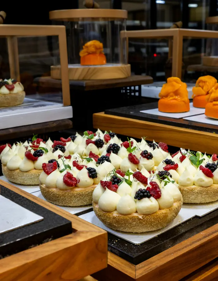 Vitrine de pâtisserie propre après nettoyage professionnel de boulangerie en Valais — Clenet Nettoyage