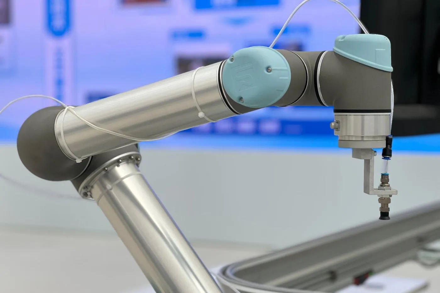 Collaborative robot arm fitted with a vacuum suction cup end-effector