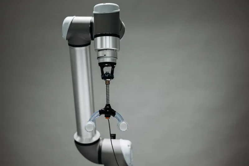 Collaborative robot arm fitted with a two-finger gripper