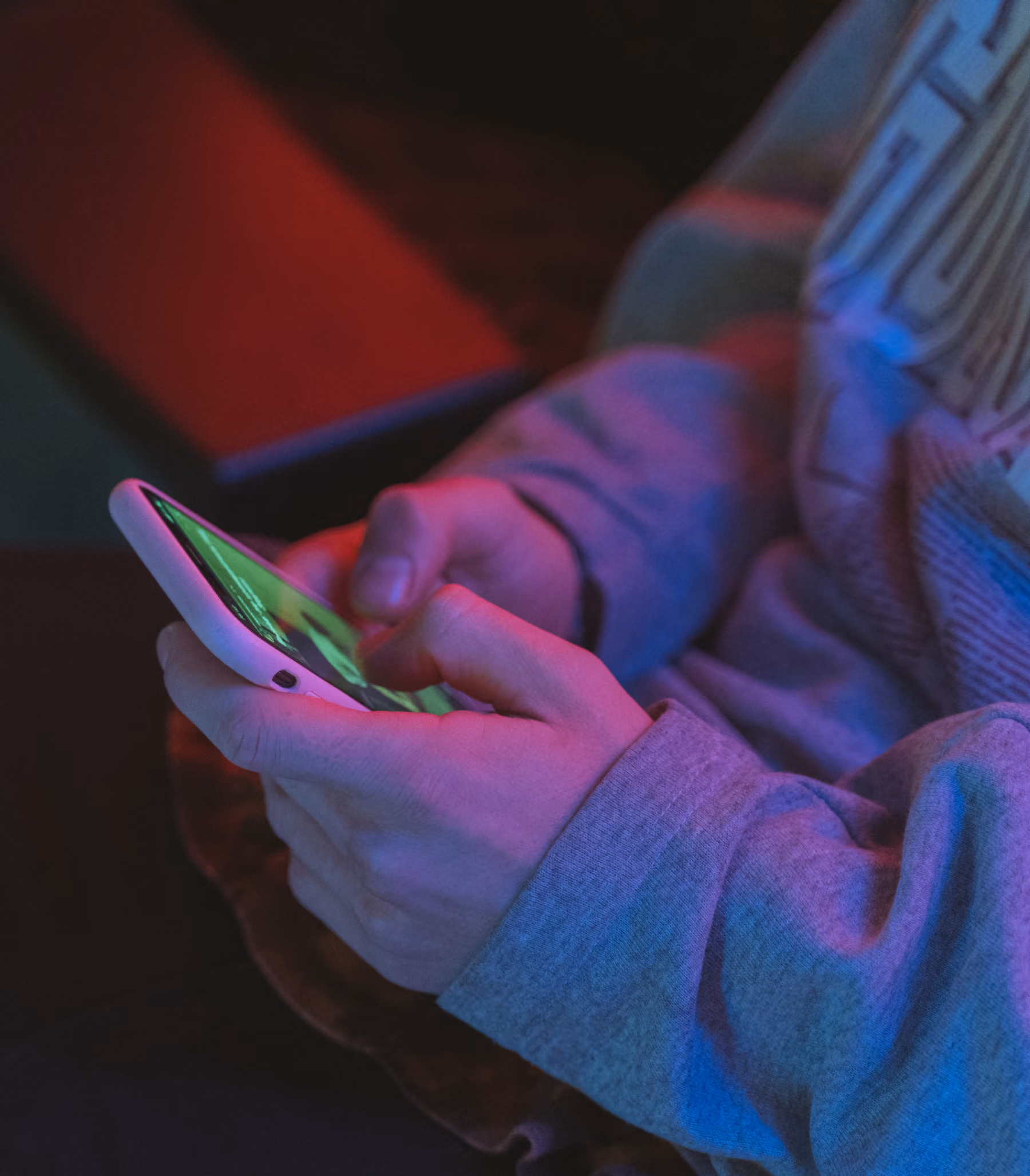 Mains tenant un smartphone pour localiser une salle Infinity Room