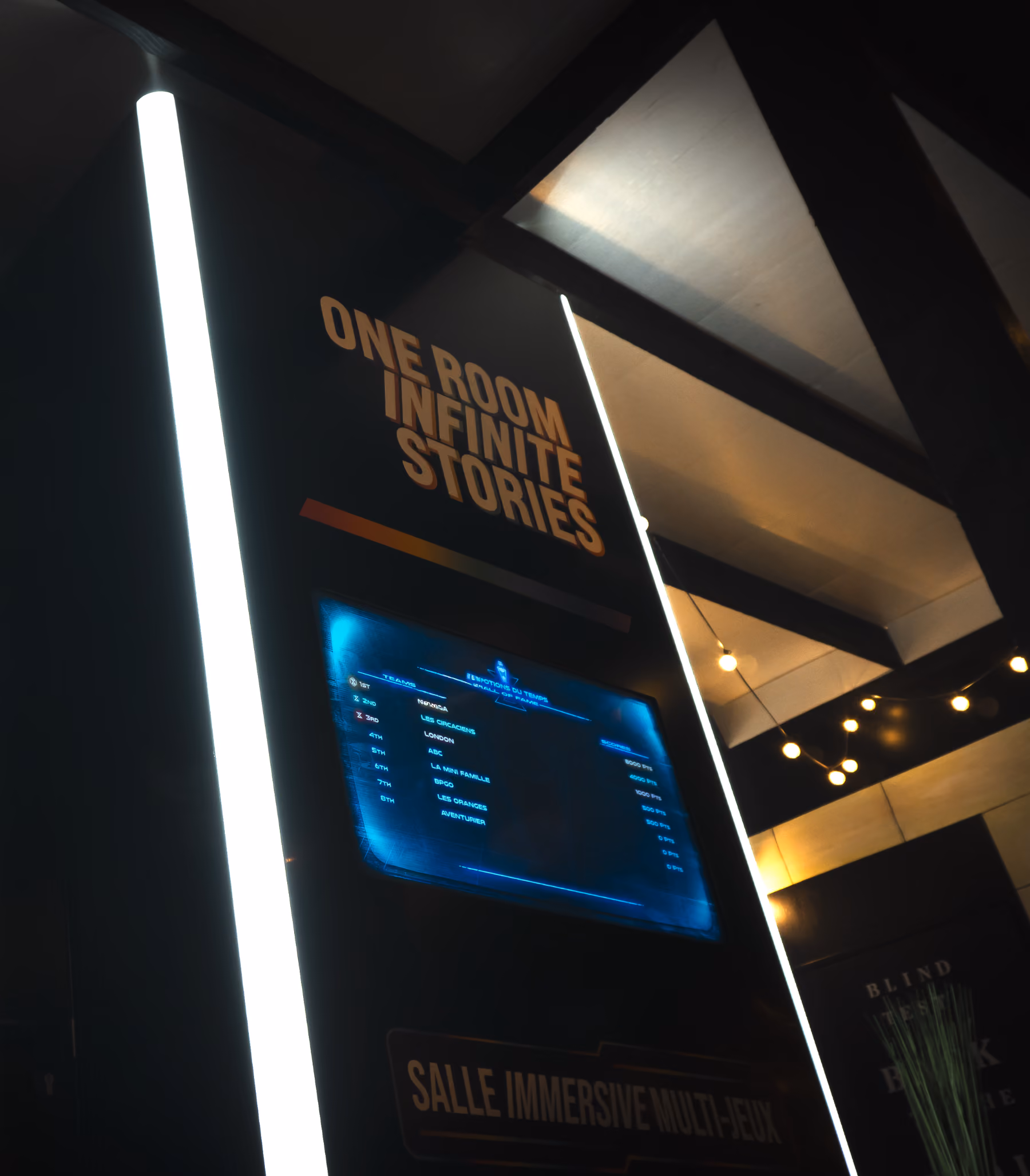 Entrée de la salle immersive Infinity Room et écran d'affichage des scores