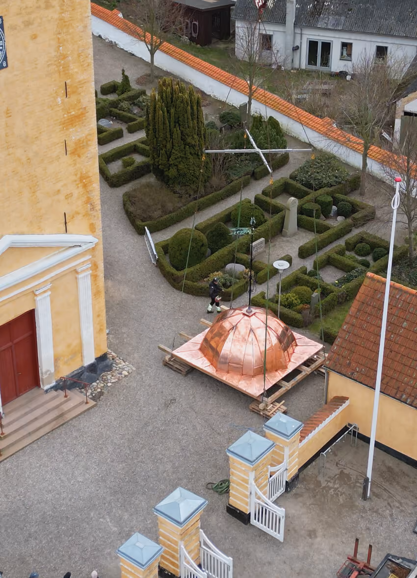 Køng Kirke – kobberkuplen under restaurering