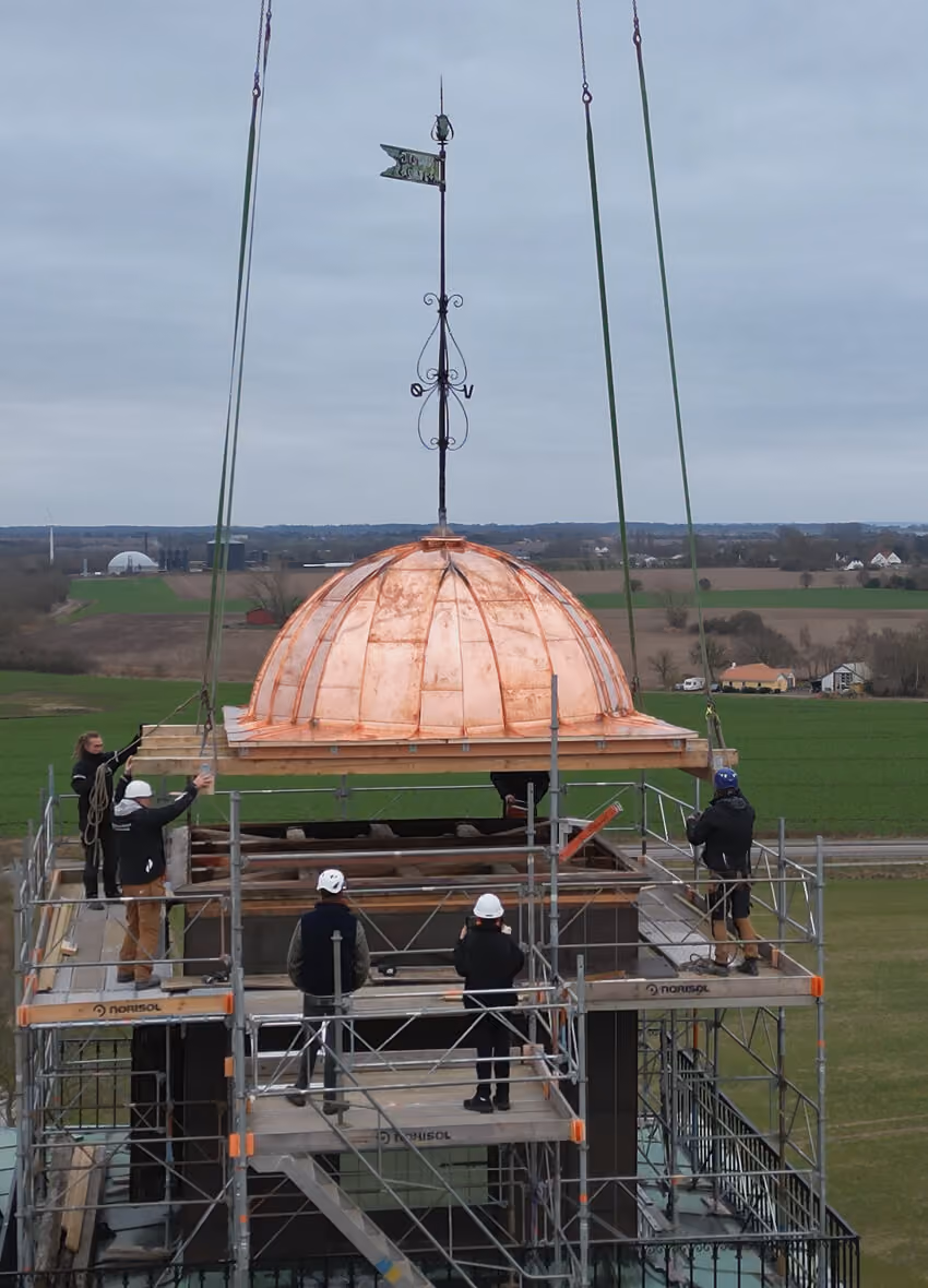 Køng Kirke – detalje fra den restaurerede kobberkuppel