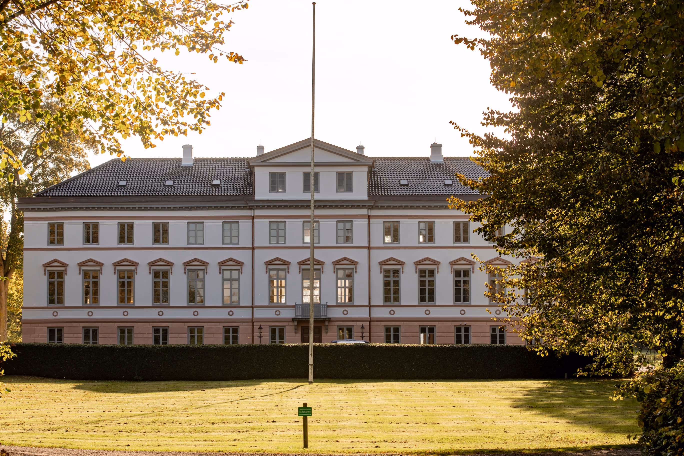 Lilliendal Gods – tag- og facaderenovering med tagsten i slotsblanding, 2024
