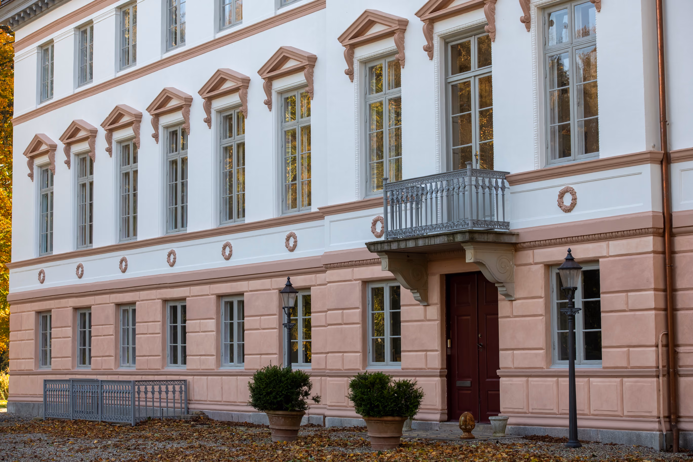 Lilliendal Gods – nyt tegltag med valme lagt ned i grader