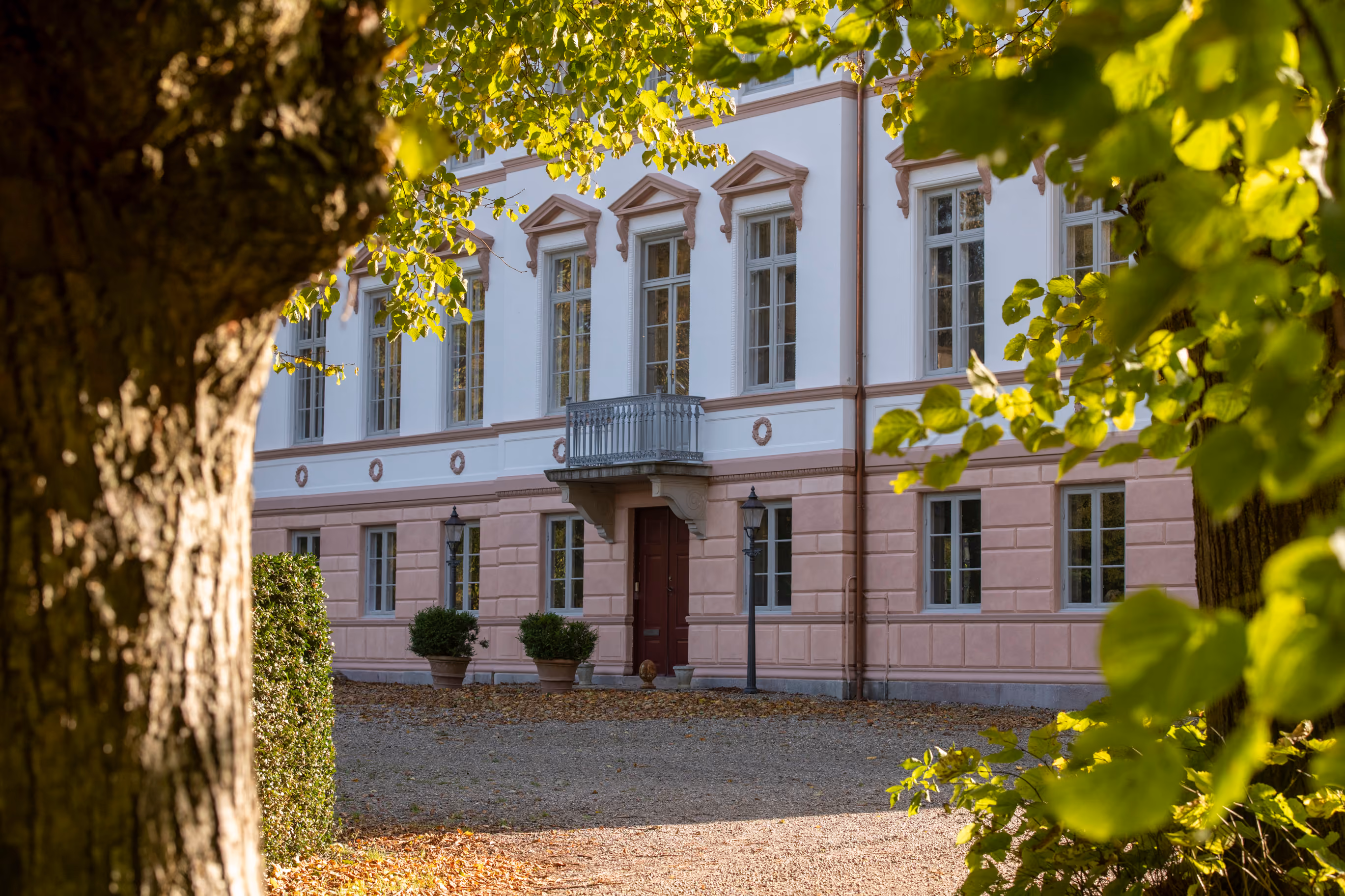 Lilliendal Gods – facade i nye farver efter renoveringen