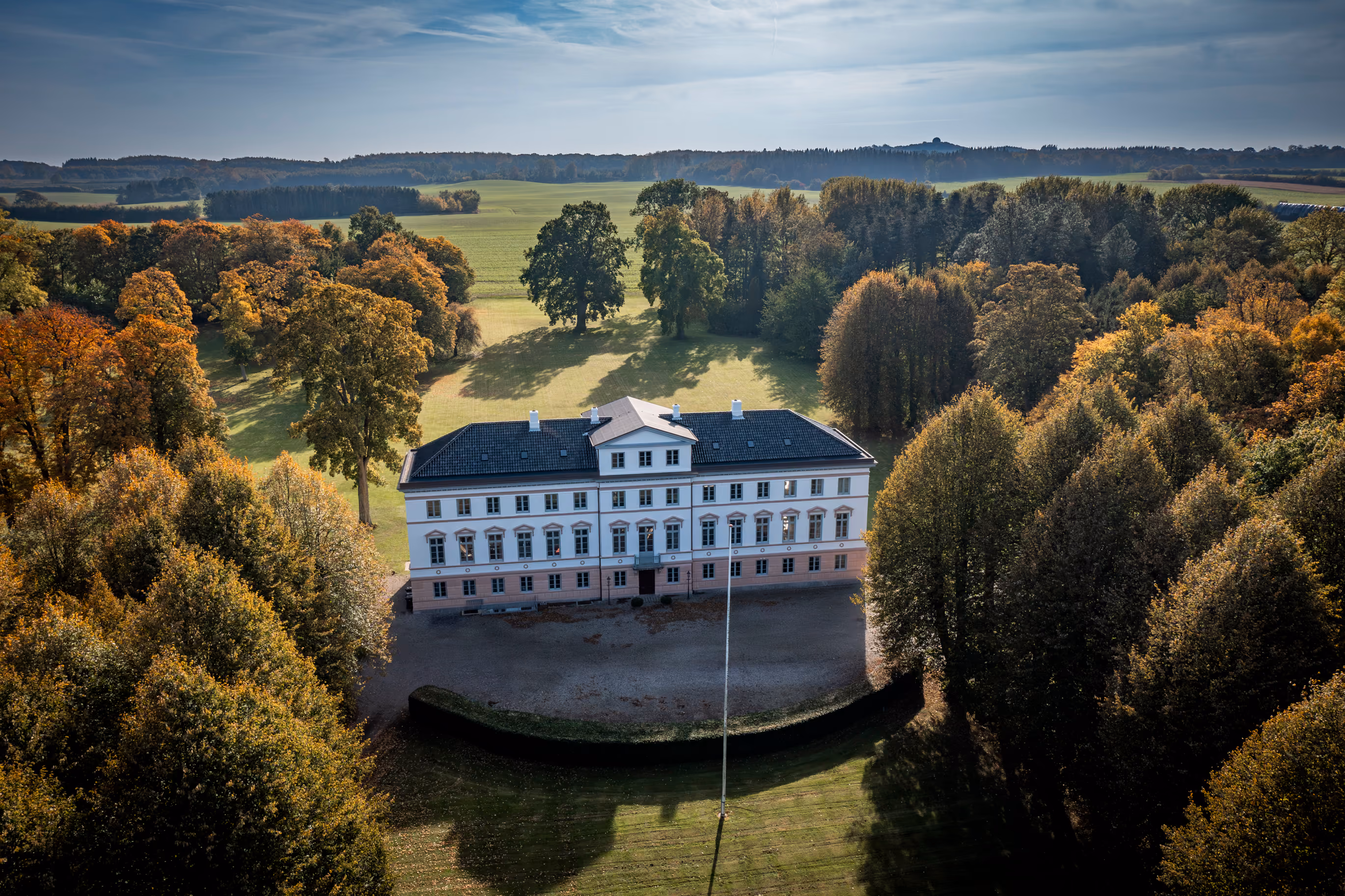 Lilliendal Gods – luftfoto af det renoverede tag og facaderne