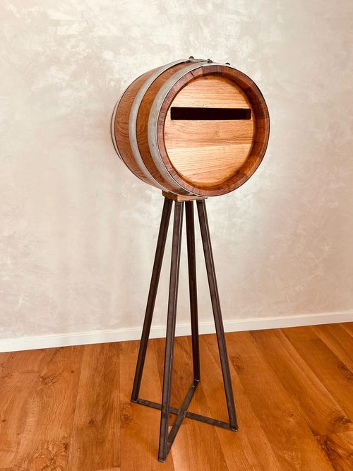 Barrikat-Postfass No. 1 – Gesamtansicht mit geradem Stahlgestell