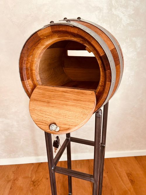 Barrikat-Postfass No. 2 – Detailaufnahme Holzoberfläche