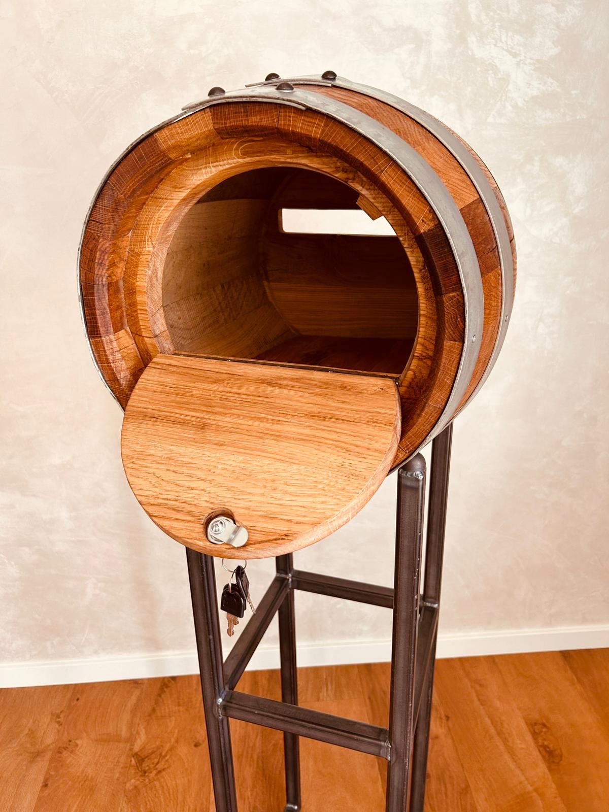 Barrikat-Postfass No. 2 – Detailaufnahme Holzoberfläche