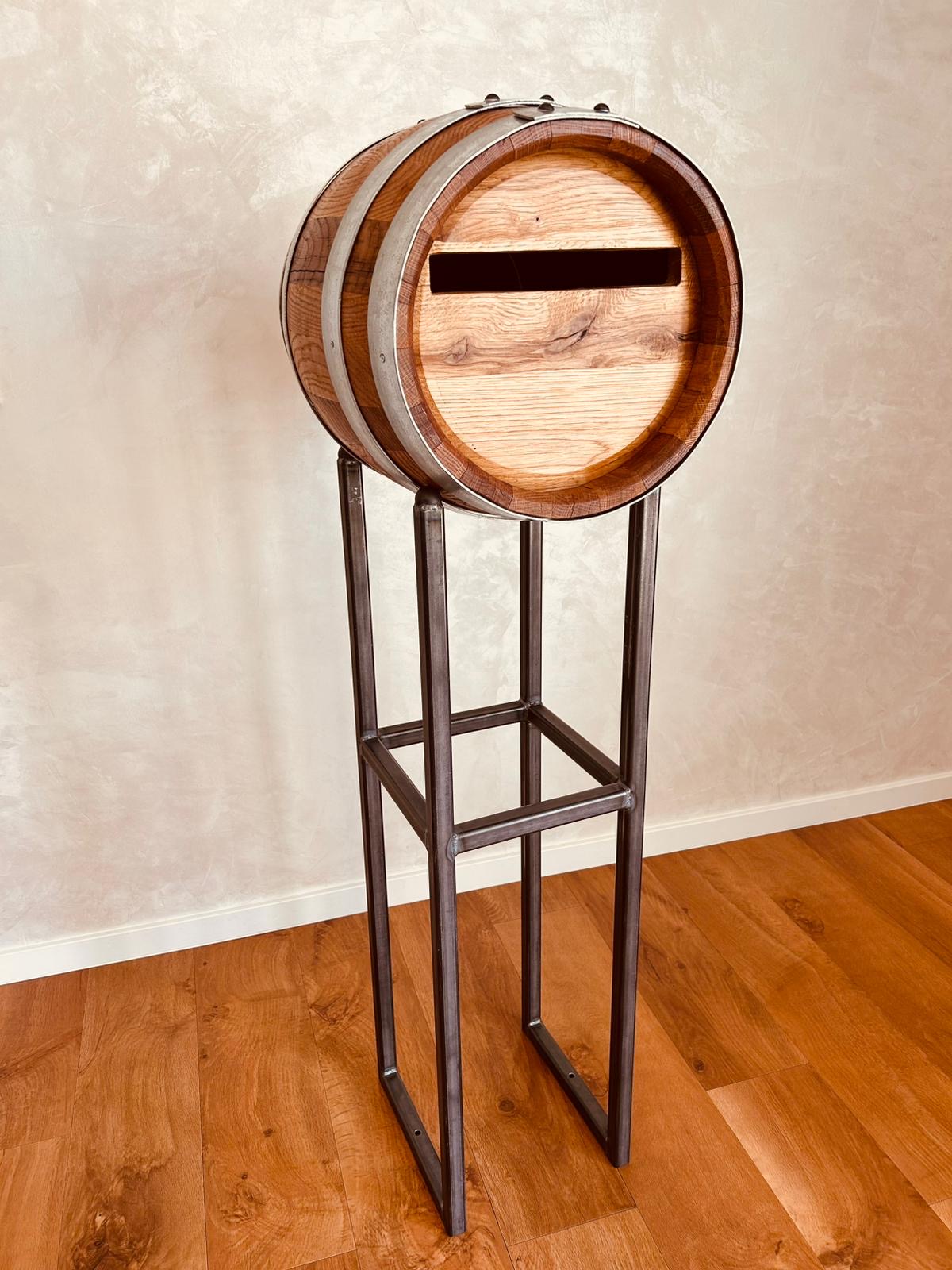 Barrikat-Postfass No. 2 – Gesamtansicht mit geradem Stahlgestell