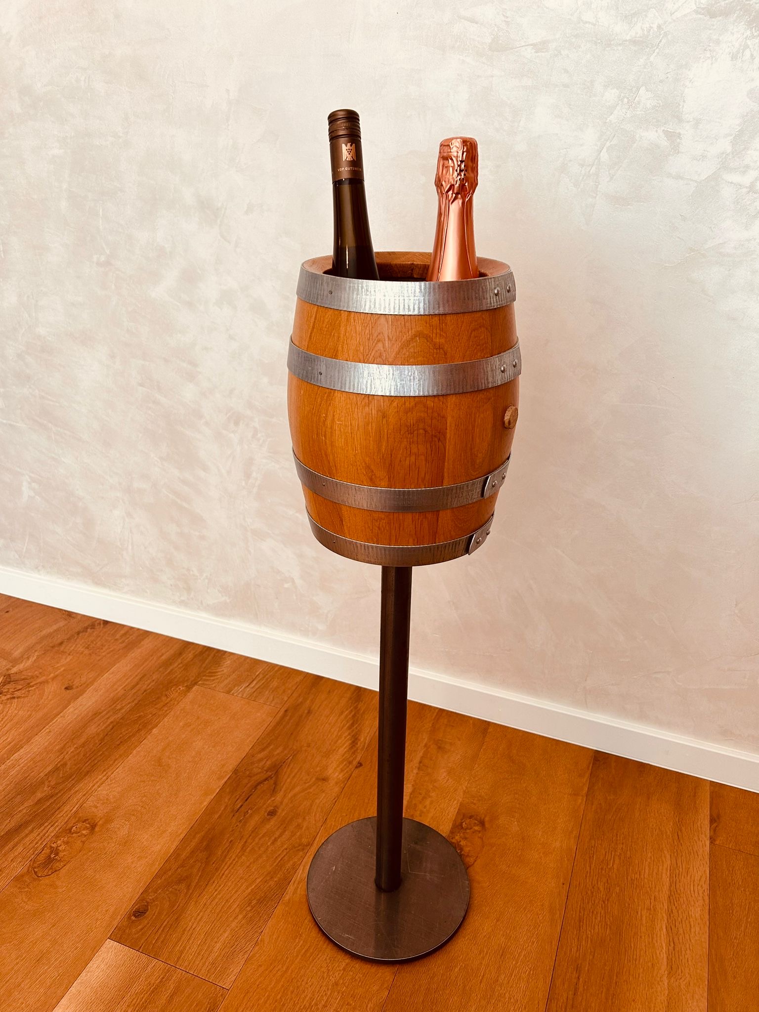 Barrikat-Wein- und Sektkühler – Gesamtansicht aus Eichenholz auf Stahlgestell