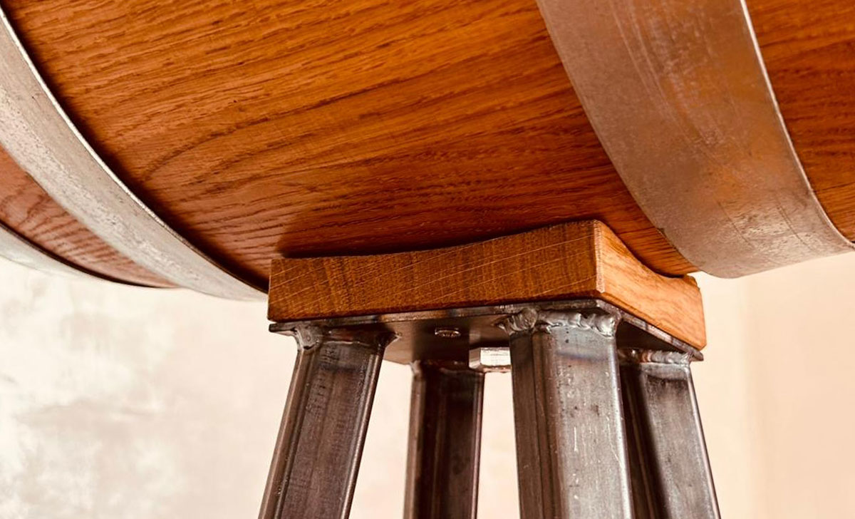 Barrikat-Postfass – Nahaufnahme des Holzfasses mit Briefeinwurf