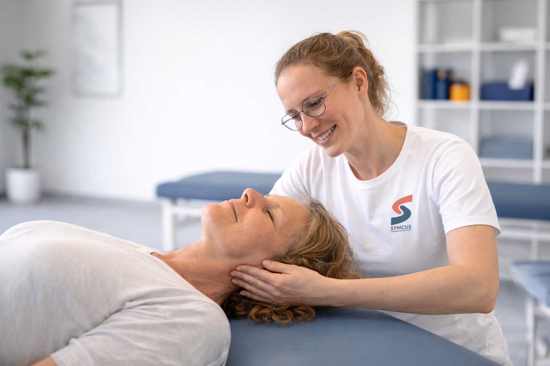 Manuelle Therapie Physiotherapeut Behandlung in moderner Praxis