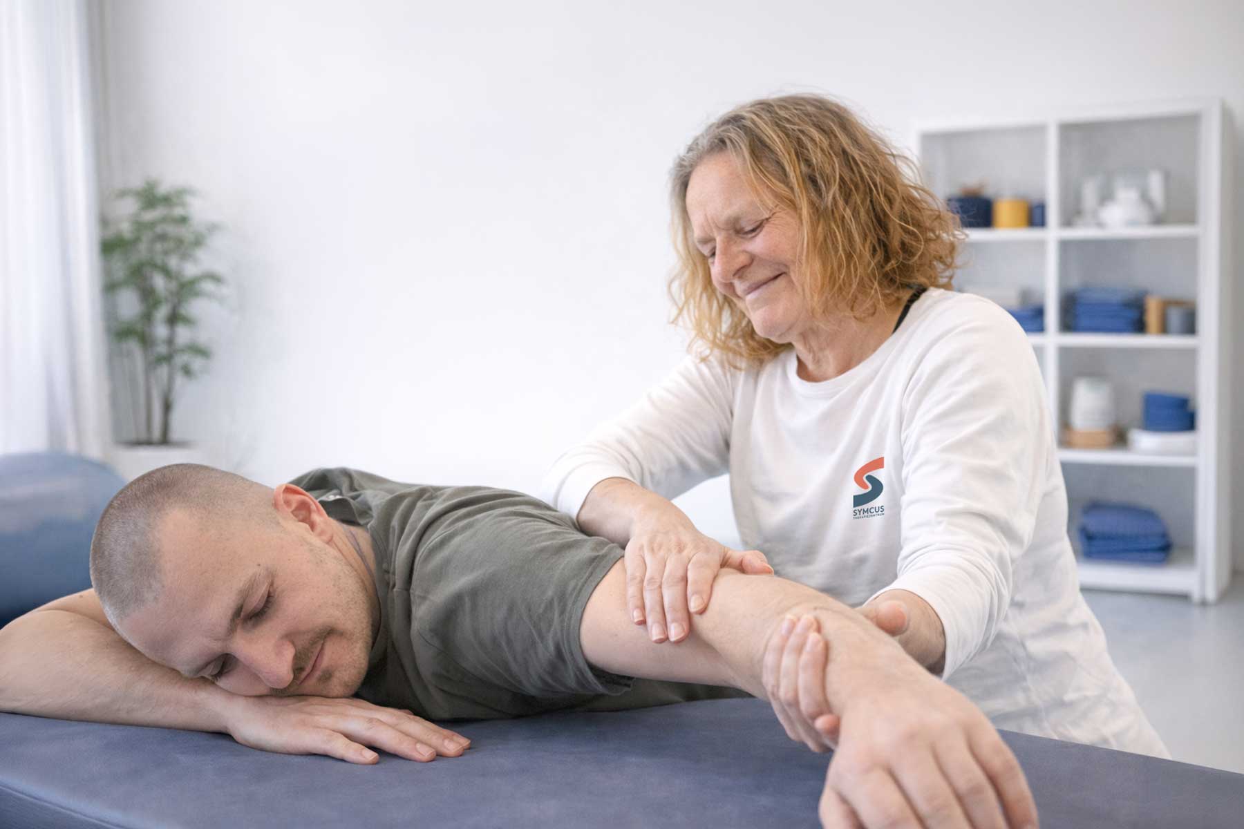Physiotherapeutin führt Bobath-Therapie bei neurologischer Rehabilitation durch