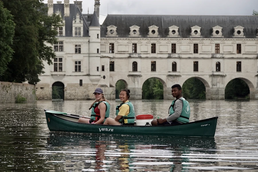 Canoeing by the château de Chenonceau