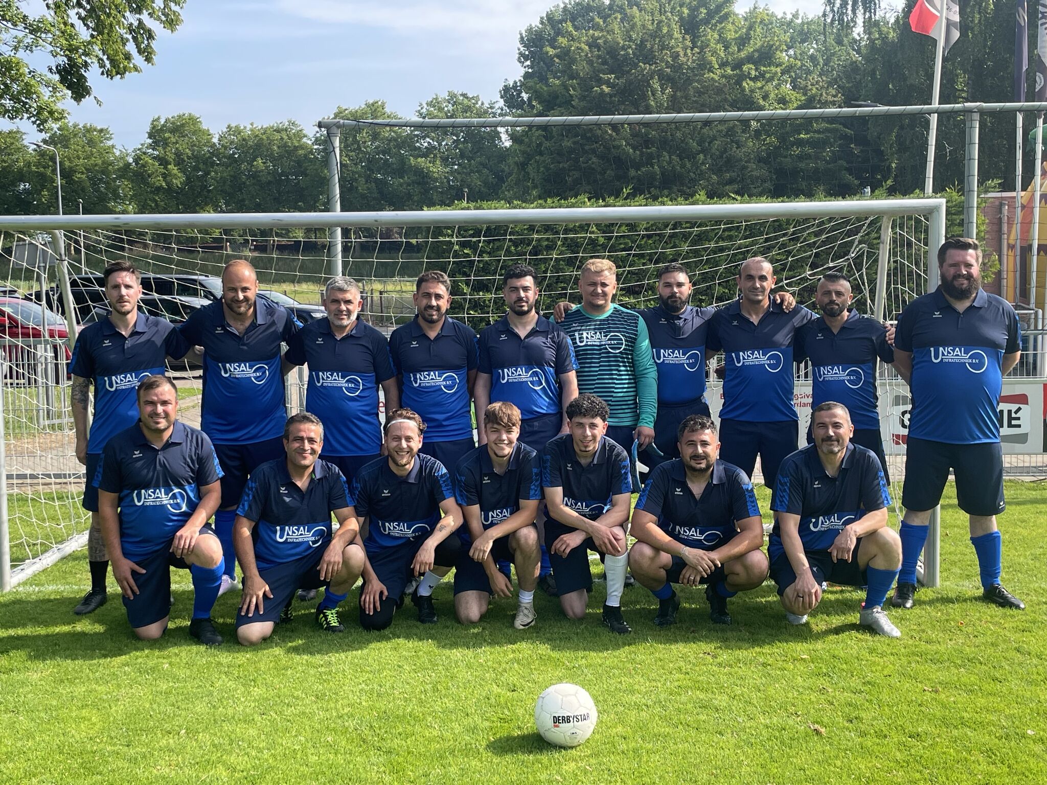 Sportiviteit, verbinding en trots: Unsal Infratechniek B.V.. schittert op het Oeltgenbedrijventoernooi ⚽💙