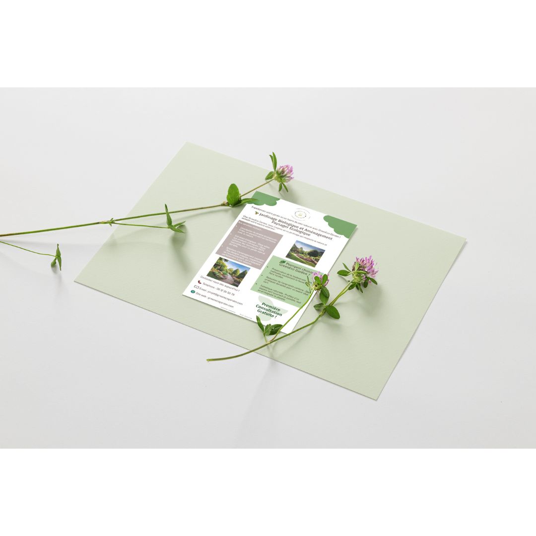 Maquette du flyer paysagiste : papier vert posé sur fond blanc avec deux petites fleurs de trèfle roses
