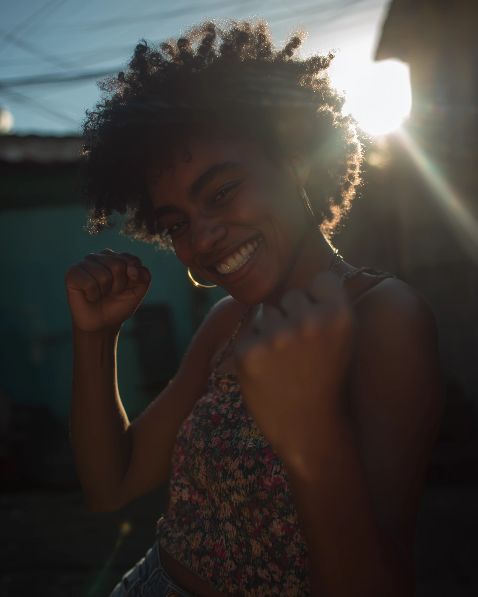 Jovem empreendedora comemorando sucesso do seu negócio com punho erguido