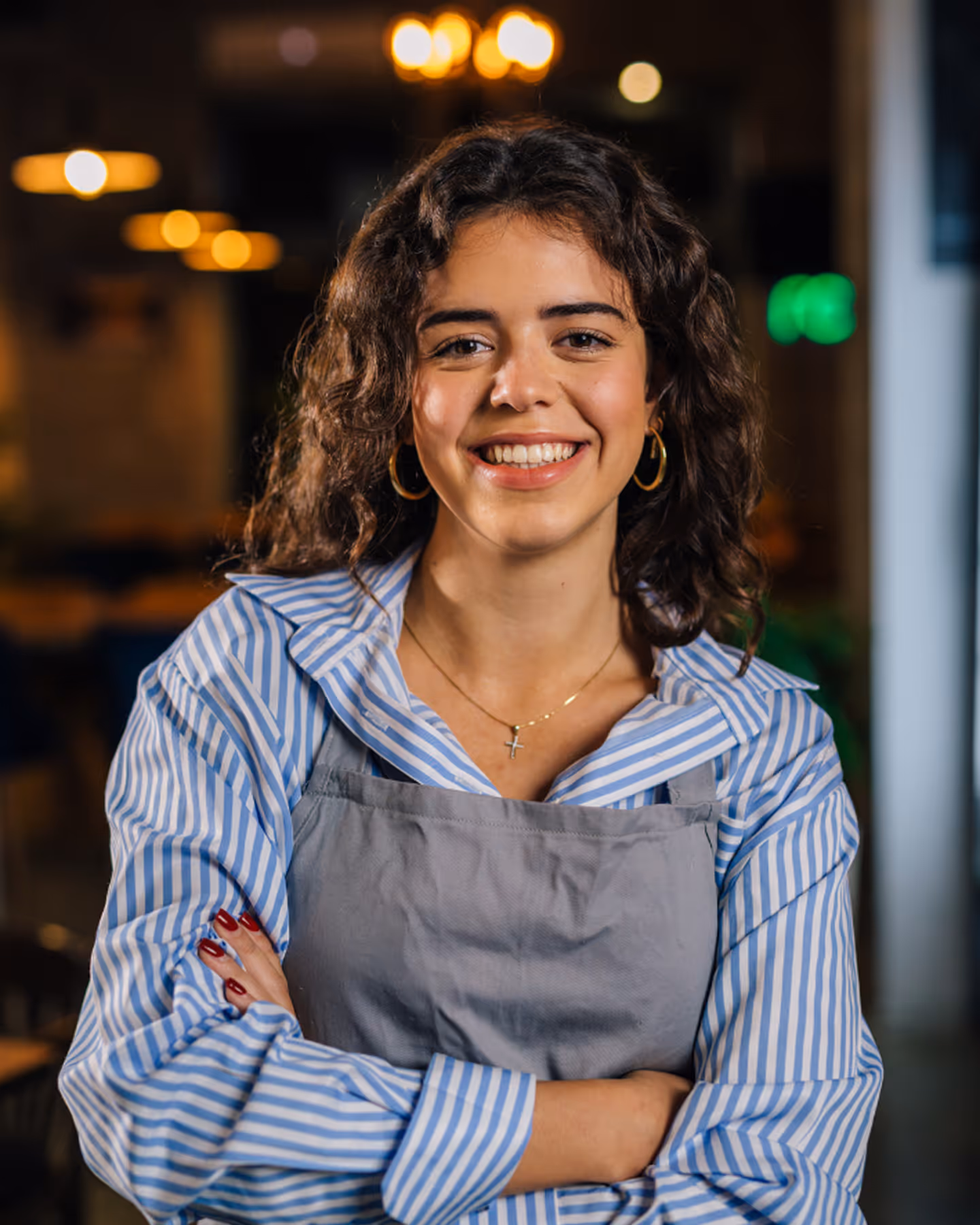 Mentora sorrindo enquanto participa de sessão de mentoria virtual