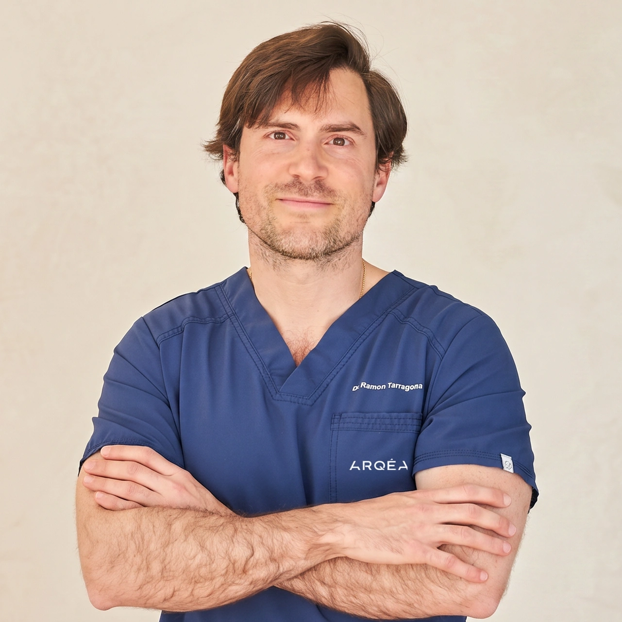 Foto de equipo del Dr. Ramón Tarragona, cirujano estético especialista en rinoplastia de ARQÉA Clinic